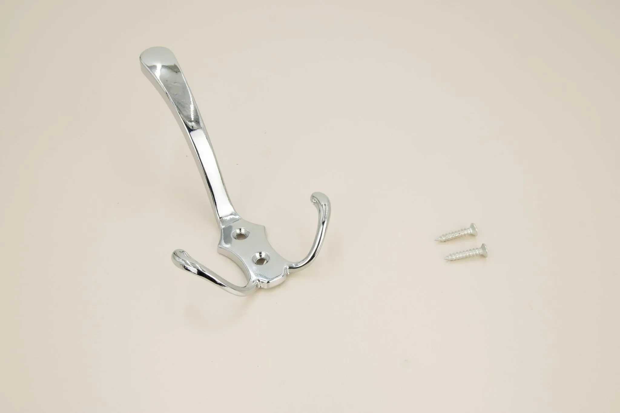 Metallkleiderbügel mit 3 Haken – Silber Chrom